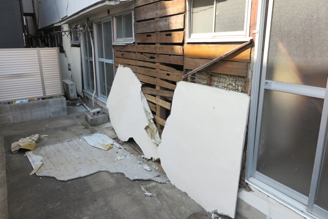 地震で外壁が落ちた家