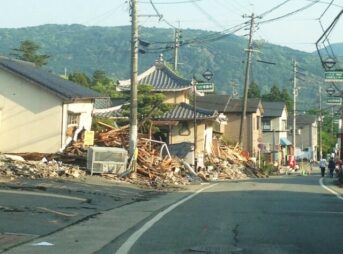 地震で倒壊した家屋