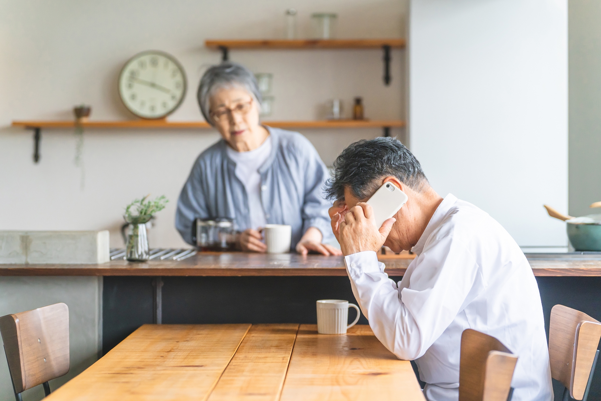 投資詐欺にあった夫婦イメージ