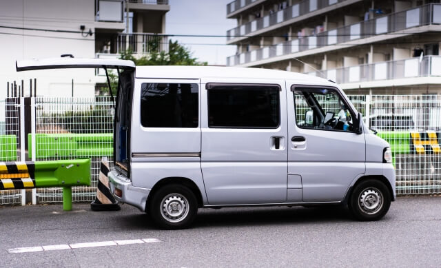 駐車中の宅配の車