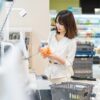 セルフレジで人参をスキャンする女性