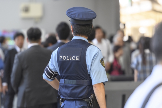 職務質問する警察官