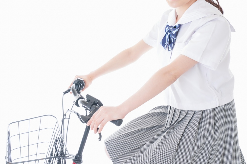自転車を漕ぐ学生