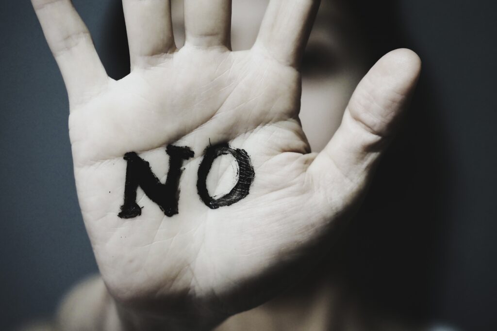 明確なNOを突きつけるイメージ