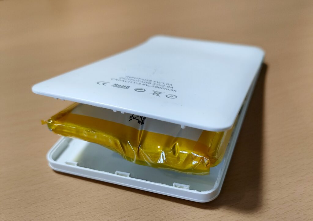 膨らんだモバイルバッテリー