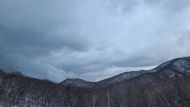 悪天候の山