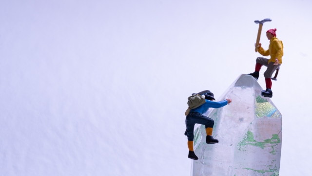 登山する2体の人形