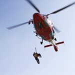 遭難者を救助するヘリコプター
