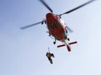 遭難者を救助するヘリコプター