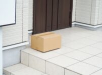戸建て住宅の玄関前に置き配