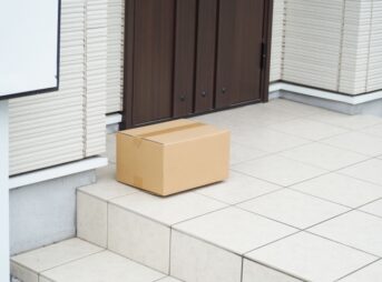 戸建て住宅の玄関前に置き配