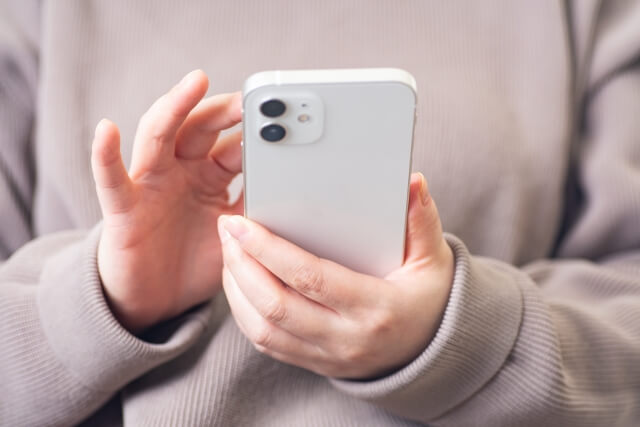 スマホを操作する女性の手元