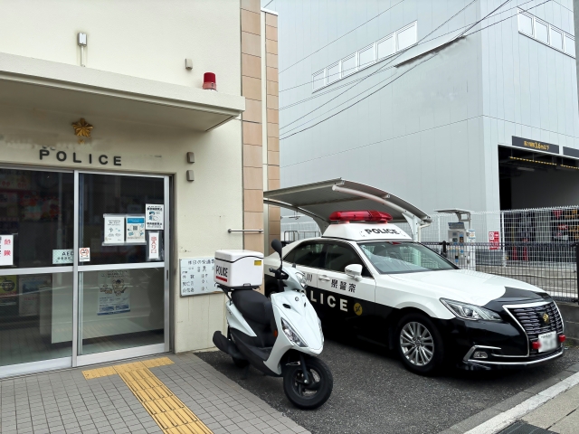 交番の外観とパトカーとバイク